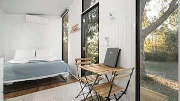 1 bedroom, bed sheets
