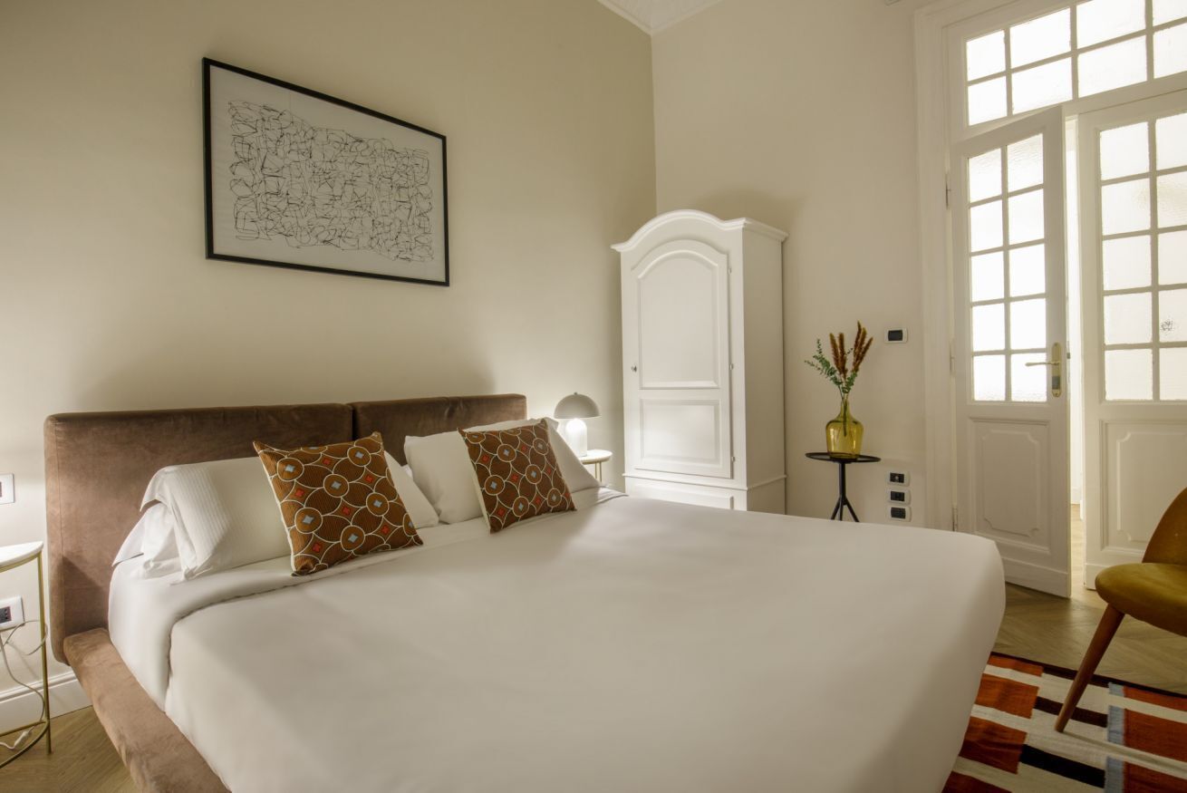5 bedrooms, iron/ironing board, WiFi, bed sheets