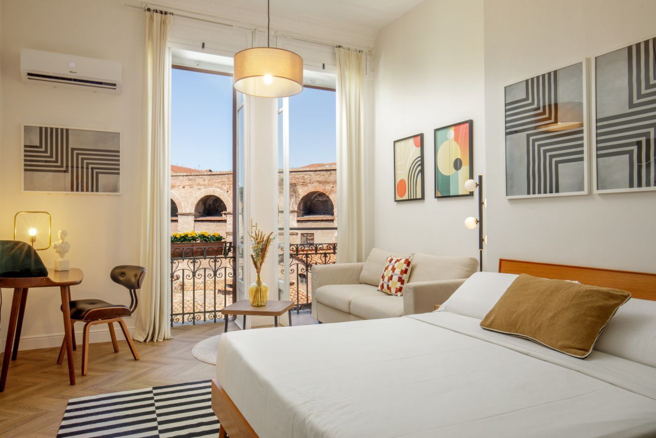 5 bedrooms, iron/ironing board, WiFi, bed sheets