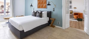 5 bedrooms, iron/ironing board, WiFi, bed sheets