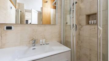 Douche, sèche-cheveux, bidet, serviettes fournies