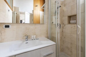 Shower, hair dryer, bidet, towels