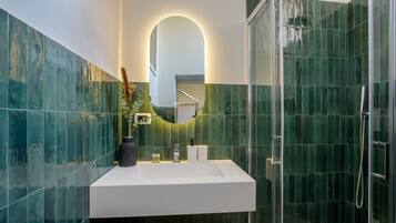 Dusch, hårtork, bidé och handdukar