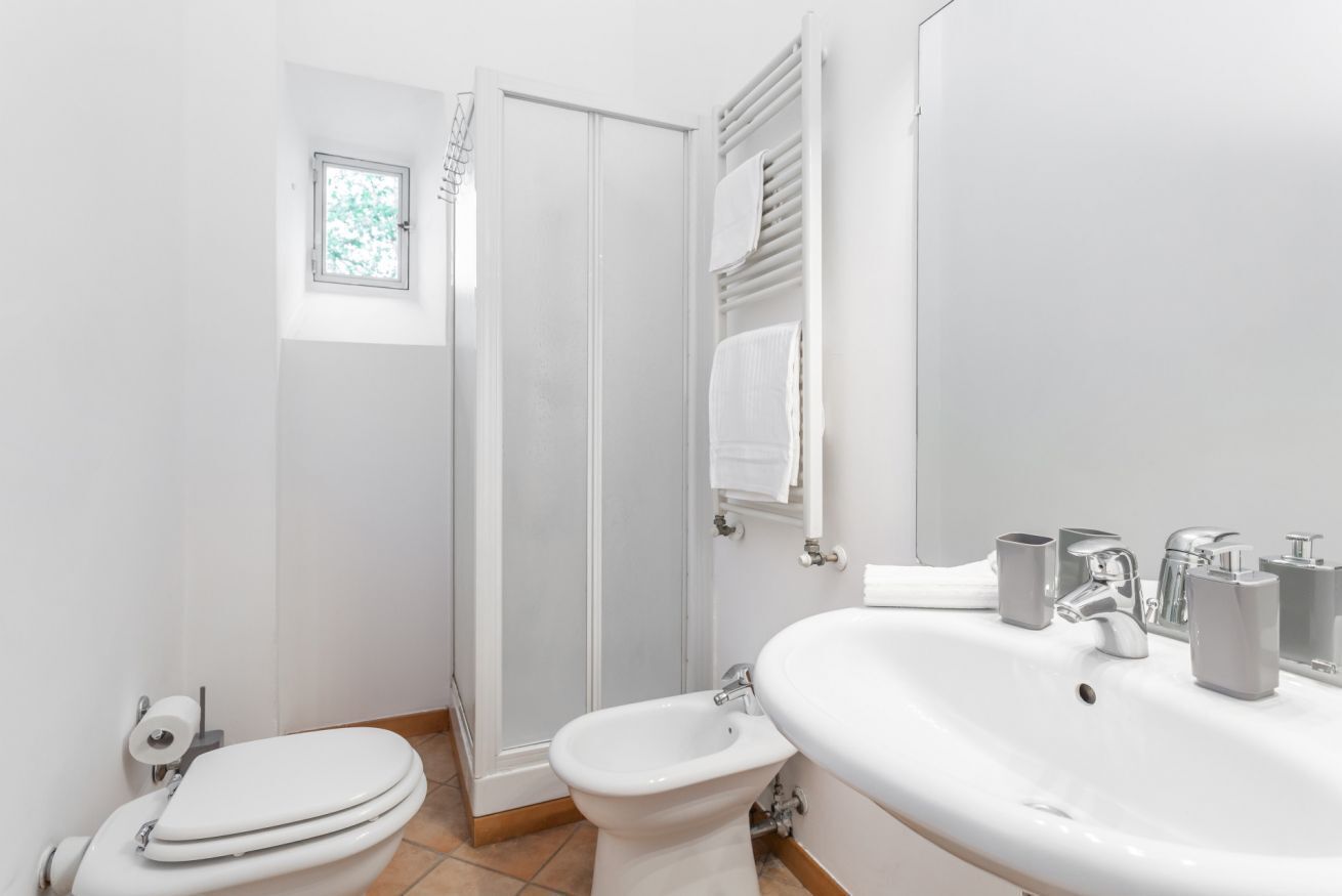 Un bagno con il water, la bidet e il lavandino.