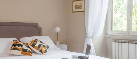 3 bedrooms, internet, bed sheets