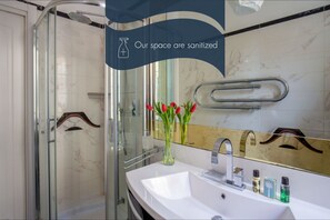 Douche, sèche-cheveux, bidet, serviettes fournies