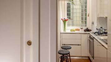 Frigorifero, microonde, forno, piano cottura