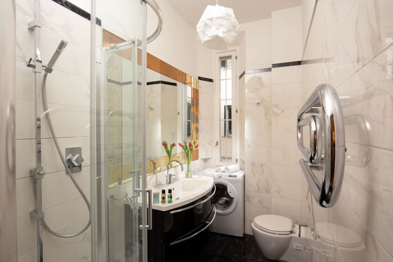 Een douche, een haardroger, een bidet, handdoeken