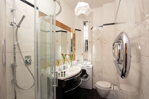Shower, hair dryer, bidet, towels - Daplace - Matilde Apartment (Roma)