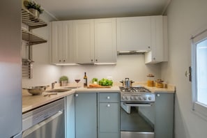 Køleskab, mikrobølgeovn, ovn, kogeplade