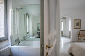 Douche, articles de toilette écologiques, sèche-cheveux, bidet