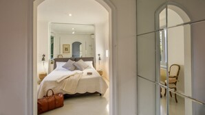 A bedroom with a bed, a mirror, and a chair. - Daplace - Mirta Apartment (Roma)