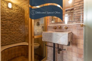 Een douche,  milieuvriendelijk toiletgerief, een haardroger, een bidet