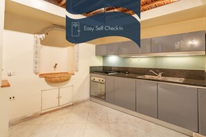 Refrigerador, horno, parrilla de estufa y cafetera y tetera 