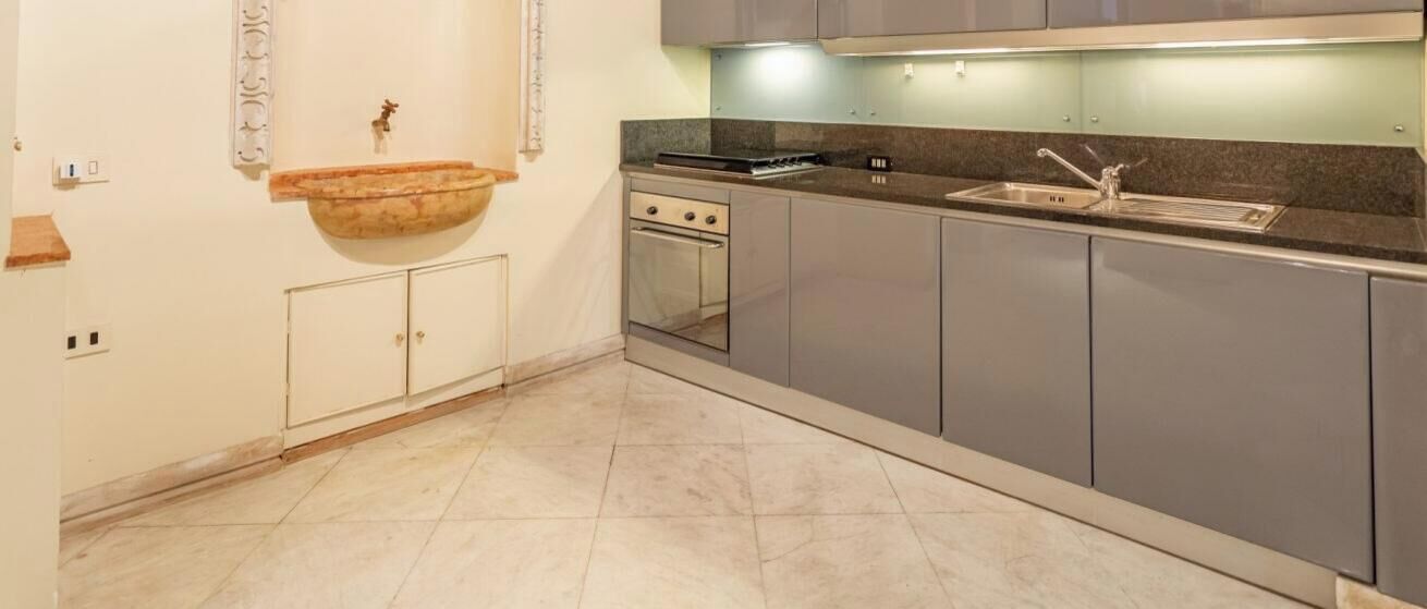 Fridge, oven, stovetop, coffee/tea maker