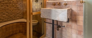 Bruser, miljøvenlige toiletartikler, hårtørrer, bidet