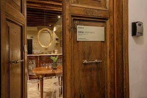 Uma porta de madeira com uma placa indicando 