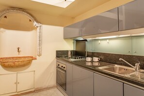 Frigorífic, forn, placa de cuina i cafetera i tetera 