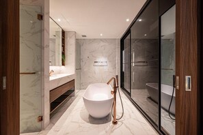 Suíte empresarial, 1 quarto, quartos conectados, vista para a cidade | Banheiro | Banheira de hidromassagem, ducha de hidromassagem
