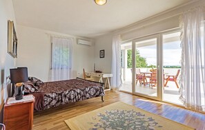 5 bedrooms, free WiFi, bed sheets