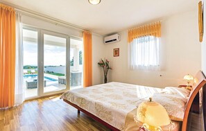 5 bedrooms, free WiFi, bed sheets