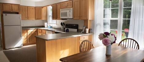 Geladeira, micro-ondas, fogão, cooktop