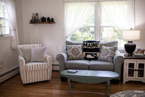 تلفزيون ذكي، مدفأة، كُتُب