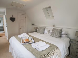 Cottage | 4 bedrooms, individually decorated, individually furnished, free WiFi - 9 Church Farm Rise (Aldeburgh)