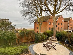 Cottage | Outdoor dining - 9 Church Farm Rise (Aldeburgh)