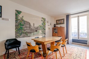 Dining - Beating Heart, by Veeve (Paris)