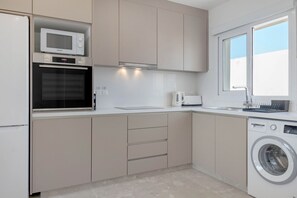 Frigorífico, microondas, horno y placa de cocina