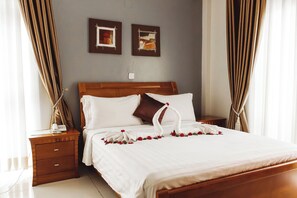 Muebles diferentes y espacio para trabajar con laptop