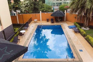 Una piscina al aire libre