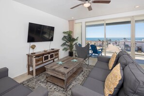 TV, offices - Modern Condo with Ocean Views (Las Conchas)