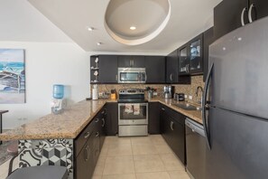 Réfrigérateur, four à micro-ondes, un four, surface de cuisson
