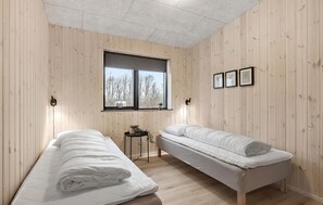 5 bedrooms, travel cot, free WiFi - 5 bedroom lovely home in Hadsund (Hadsund)