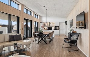 A modern interior with a dining area, kitchen, and living space. - 5 bedroom lovely home in Hadsund (Hadsund)
