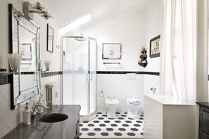 Shower, bidet, towels