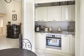 Refrigerador, horno, parrilla de estufa y cafetera y tetera 