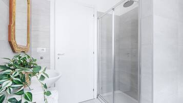 Dusche, Haartrockner, Bidet, HandtĂŒcher