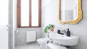 Douche, sĂšche-cheveux, bidet