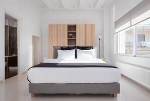 4 bedrooms, desk, iron/ironing board, travel cot