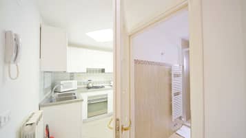 Appartamento | Cucina privata | Frigorifero con congelatore, microonde, forno, piano cottura