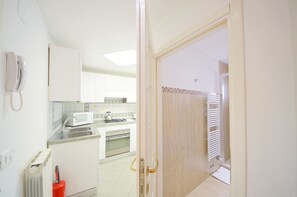 Apartment | Private kitchen | Full-sized fridge, microwave, oven, stovetop - DolceVita Apartments N. 465 (Venice)