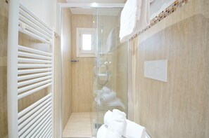 Appartement | Salle de bain | Douche, sèche-cheveux, bidet, serviettes fournies