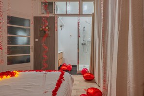 1 Schlafzimmer, Schreibtisch, schallisolierte Zimmer