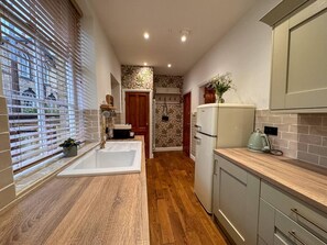 Ferienhaus | Eigene Küche | Kühlschrank, Mikrowelle, Ofen, Herdplatte