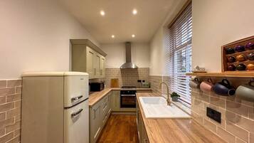 Cottage | Private kitchen | Fridge, microwave, oven, stovetop