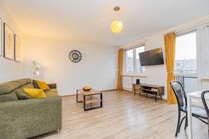 City Apartment | 2 bedrooms, hypo-allergenic bedding, iron/ironing board, free WiFi