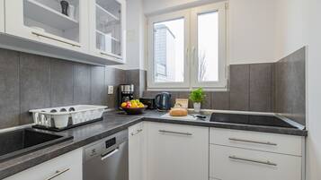 Refrigerador, microondas, horno, placa de cocina